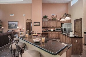 Huisje, meerdere bedden, patio, uitzicht op bergen | Privékeuken | Een koelkast, een magnetron, een oven, een kookplaat