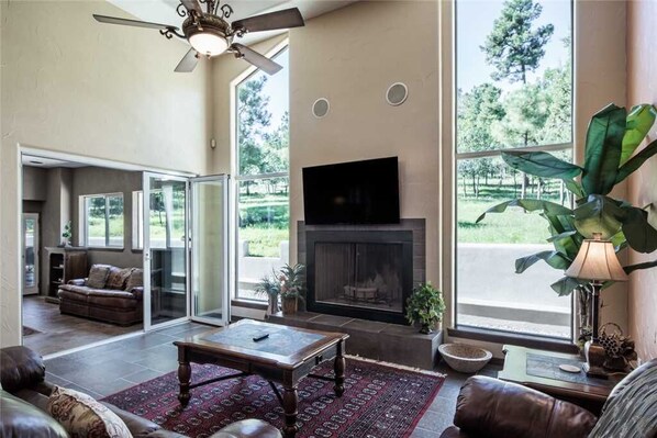 Huisje, meerdere bedden, patio, uitzicht op bergen | Kameruitzicht