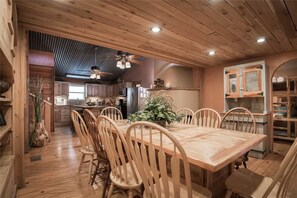 เคบิน, หลายเตียง, ลานระเบียง | ครัวส่วนตัว | ตู้เย็น, ไมโครเวฟ, เตาอบ, เตาประกอบอาหาร