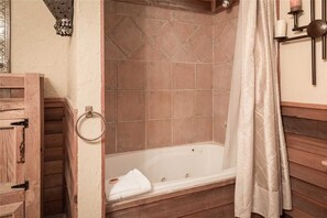 Cabin, Multiple Beds, Patio | Bathroom - Casa McClaran - Five Bedroom Cabin (Ruidoso)