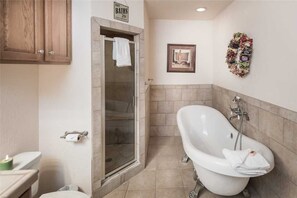 Cabaña, varias camas, hidromasaje, vista a la montaña | Baño