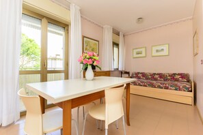 Lägenhet - 1 sovrum - balkong - viss havsutsikt | Vardagsrum | 32-tums platt-tv med digitalkanaler och tv