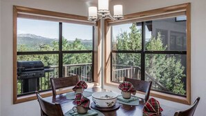 Cabana, várias camas, banheira de imersão, vista para a montanha | Cozinha privada | Cafeteira/chaleira, geladeira, micro-ondas, fogão