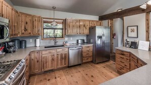 Cabana, várias camas, banheira de imersão, vista para a montanha | Cozinha privada | Cafeteira/chaleira, geladeira, micro-ondas, fogão