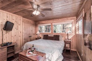 Ferienhütte, Mehrere Betten, Whirlpool, Bergblick | 4 Schlafzimmer, kostenloses WLAN, Bettwäsche