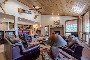 Hytte, flere senger, spabadekar, fjellutsikt | Oppholdsrom | TV, peis og DVD-spiller