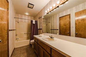 Bathroom - Christi and Dons Nuthouse - Five Bedroom Cabin (Ruidoso)