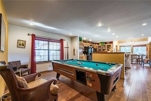 Chalet rustique, Plusieurs lits, baignoire à remous, vue sur la montagne | Salle de jeux