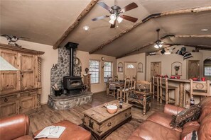 Cabin, Multiple Beds, Hot Tub, Mountain View | Living room