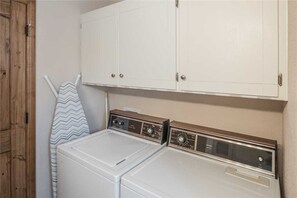 小屋, 多张床, 露台, 山景 | 私人厨房 | 冰箱、微波炉、烤箱、炉灶