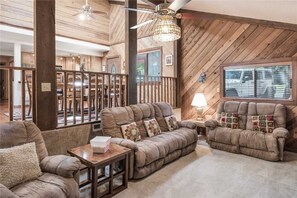 Ferienhütte, Mehrere Betten, Terrasse, Bergblick | Wohnzimmer | Flachbildfernseher, DVD-Player