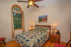 House, Multiple Beds, Hot Tub | 4 bedrooms, free WiFi - Hidden Treasure 4 Bedroom House (Oakland)