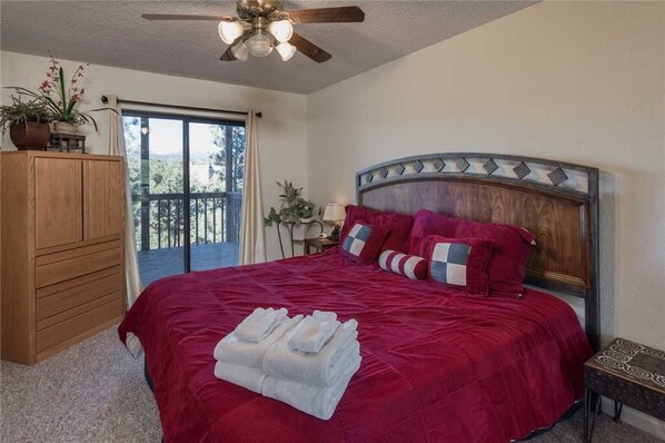 Chalet rustique, Plusieurs lits, patio, vue sur la montagne | 4 chambres, accès au Wi-Fi (inclus), literie fournie