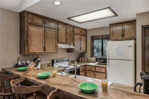 Cabin, Multiple Beds, Patio | Private kitchen | Fridge, microwave, oven, stovetop
