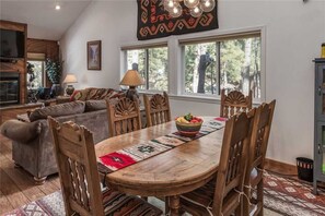 Cabana, várias camas, varanda, vista para a montanha | Cozinha privada | Geladeira, micro-ondas, fogão, cooktop