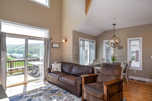 House, Multiple Beds, Hot Tub | Living room