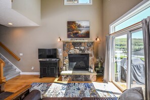 House, Multiple Beds, Hot Tub | Living room