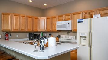 House, Multiple Beds, Hot Tub | Private kitchen | Fridge, microwave, oven, stovetop