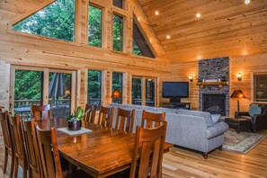 Ferienhaus, Mehrere Betten, Whirlpool | Wohnzimmer | Fernseher, Kamin, DVD-Player