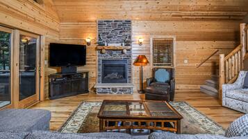 Nhà, nhiều giường, bồn tắm nước nóng | Phòng khách | TV, lò sưởi, đầu đĩa DVD