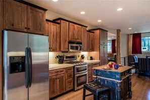 Cabana, várias camas, varanda | Cozinha privada | Geladeira, micro-ondas, fogão, cooktop