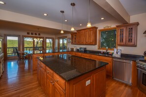 Rumah, Beberapa Tempat Tidur, hot tub, pemandangan gunung | Dapur pribadi | Lemari es, microwave, oven, dan kompor