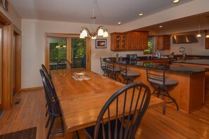 House, Multiple Beds, Hot Tub, Mountain View | Private kitchen | Fridge, microwave, oven, stovetop