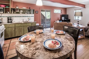 Ferienhütte, 1 King-Bett und Schlafsofa, Terrasse, Bergblick | Eigene Küche | Kühlschrank, Mikrowelle, Ofen, Herdplatte