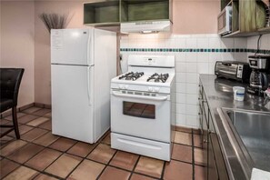 Cabin, 1 King Bed with Sofa bed, Patio, Mountain View | Private kitchen | Fridge, microwave, oven, stovetop - El Tigre - One Bedroom Cabin (Ruidoso)