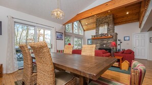 Unclassified image, 2 of 12, button - Lakeside Memories 4 Bedroom House (Oakland)