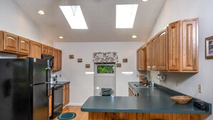 Unclassified image, 4 of 12, button - Lakeside Memories 4 Bedroom House (Oakland)