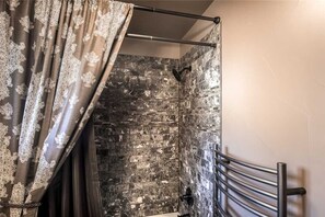 Cabin, Multiple Beds, Hot Tub, Mountain View | Bathroom