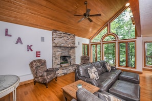 Hus, flere senger, spabadekar | Oppholdsrom | TV, peis og DVD-spiller