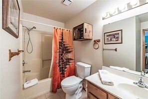 Cabane, plusieurs lits, bain à remous, vue montagne | Salle de bain