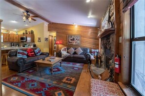 Cabane, plusieurs lits, bain à remous, vue montagne | Salle de séjour