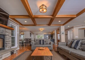 House, Multiple Beds, Hot Tub | Living room