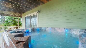 House, Multiple Beds, Hot Tub | Pool