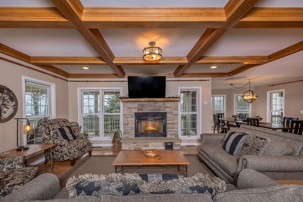 House, Multiple Beds, Hot Tub | Living room