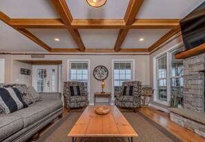 House, Multiple Beds, Hot Tub | Living room