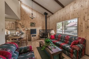 Condo, Multiple Beds, Patio, Mountain View | Living room