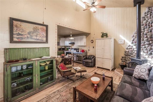 Condo, Multiple Beds, Patio, Mountain View | Living room