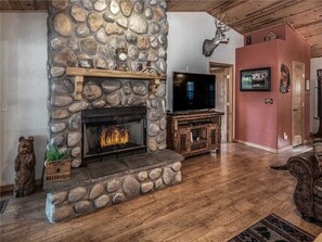 Interior - Gareys Deer Haven - Three Bedroom Cabin (Ruidoso)