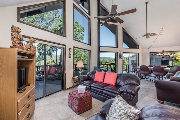 Hytte, flere senger, spabadekar, utsikt mot golfbane | Oppholdsrom | Flatskjerm-TV og DVD-spiller