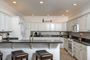 House, Multiple Beds, Hot Tub, Mountain View | Private kitchen