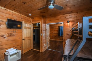 House, Multiple Beds, Hot Tub | 5 bedrooms, free WiFi - LakeStar Chalet 5 Bedroom House (Oakland)