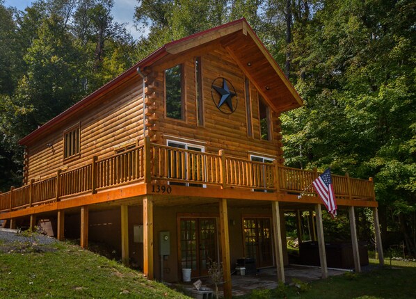 Exterior - LakeStar Chalet 5 Bedroom House (Oakland)