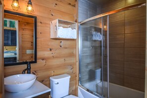 House, Multiple Beds, Hot Tub | Bathroom | Towels - LakeStar Chalet 5 Bedroom House (Oakland)