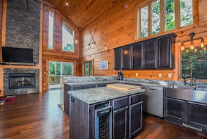 House, Multiple Beds, Hot Tub | Private kitchen | Fridge, microwave, oven, stovetop - LakeStar Chalet 5 Bedroom House (Oakland)