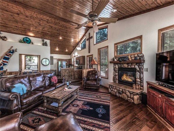 Cabin, Multiple Beds, Hot Tub, Mountain View | Living room