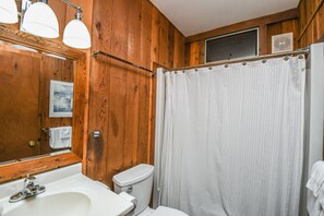 House, Multiple Beds, Kitchen | Bathroom | Towels - Crow's Point Retreat 4 Bedroom House (Swanton)